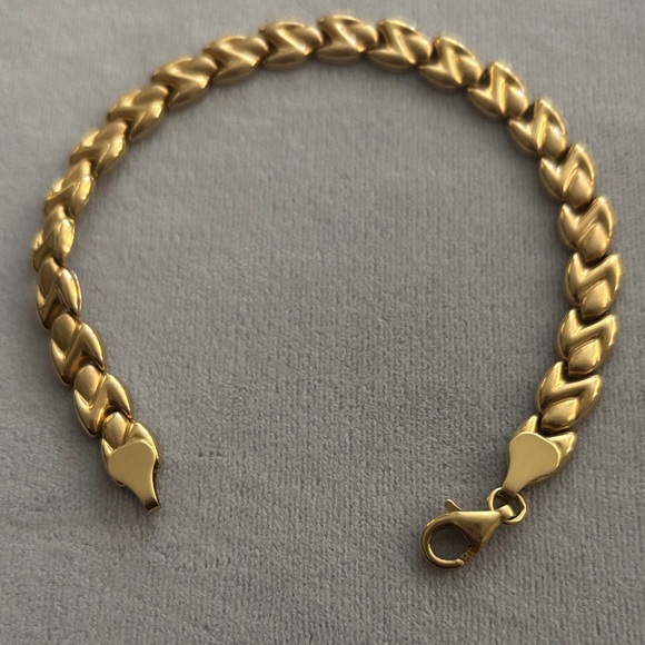 Chic Gold Women's Bracelet